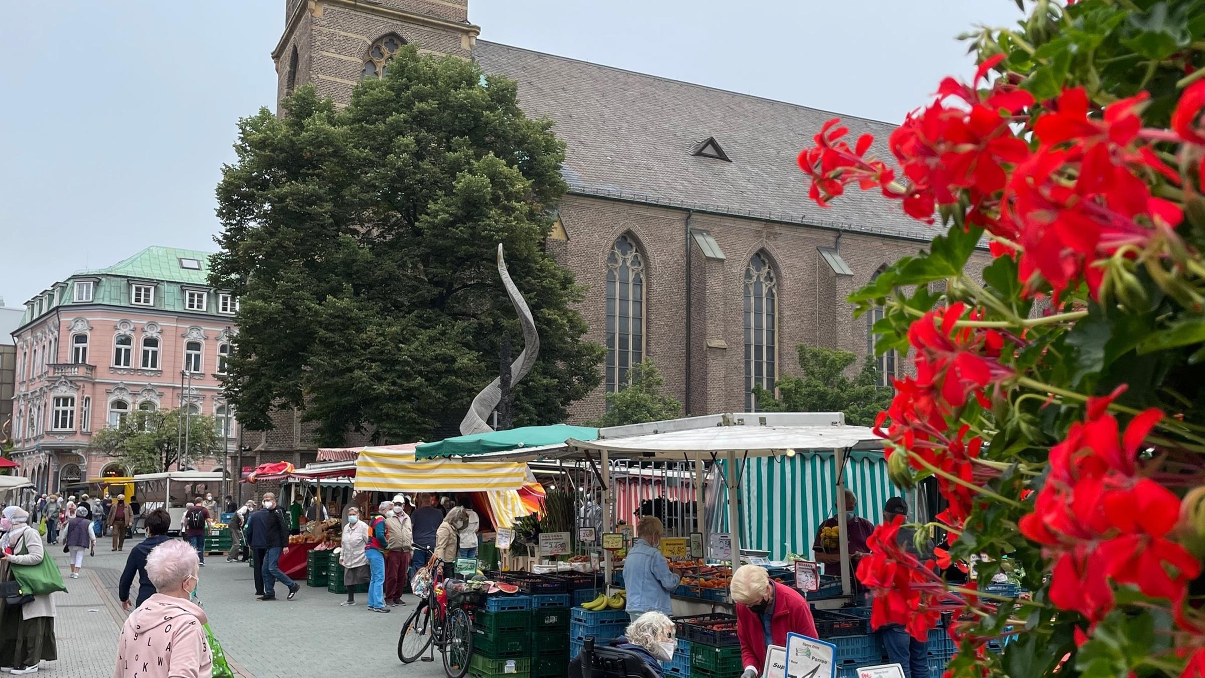 Auf dem Bild ist der Marktplatz von Bottrop zu sehen mit verschiedenen Ständen.
