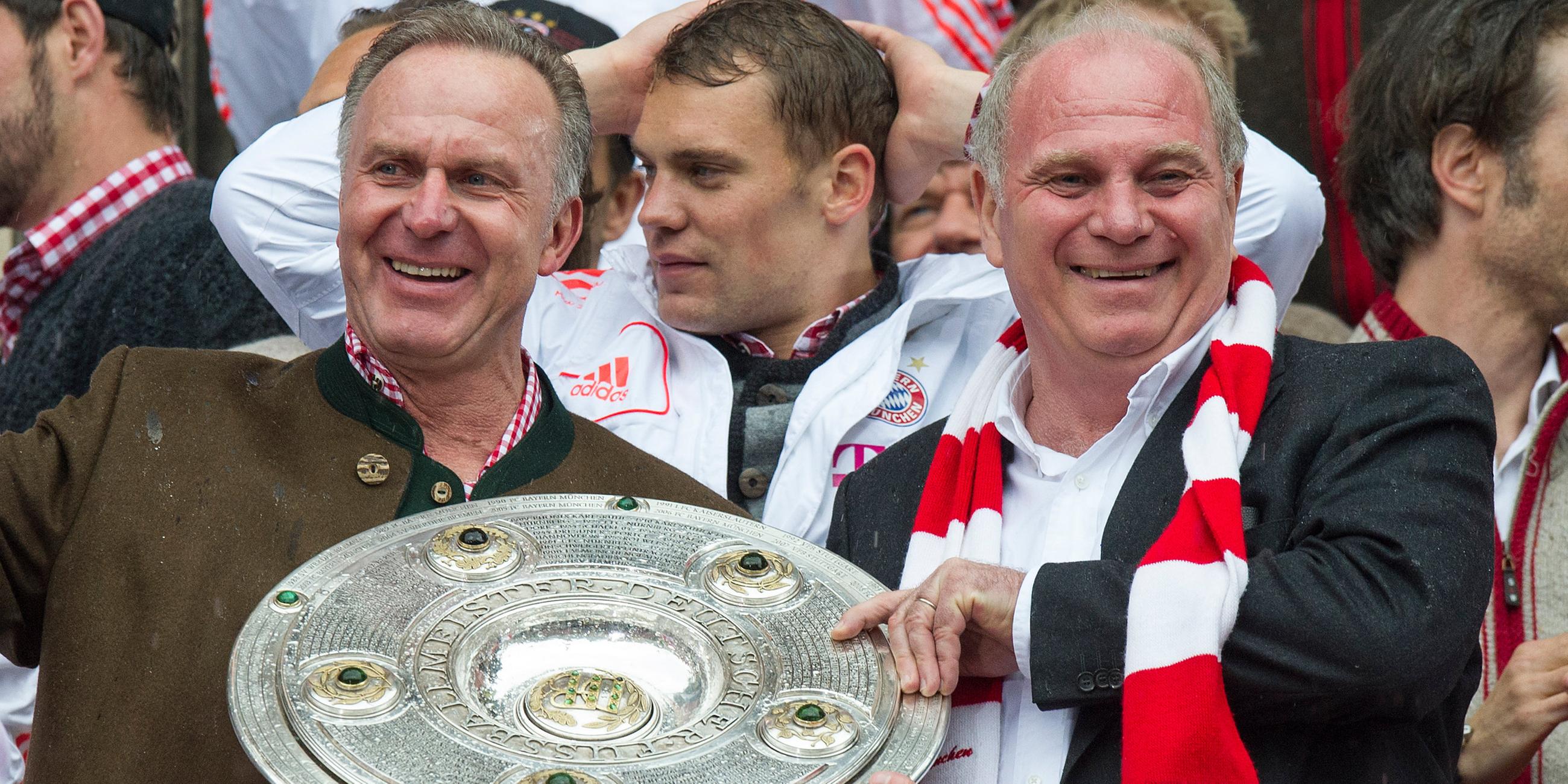 Die Schale in der Hand: Präsident Uli Hoeneß und Vorstandsvorsitzender Karl-Heinz Rummenigge feiern am 2. Juni 2013 die Meisterschaft des FC Bayern München.