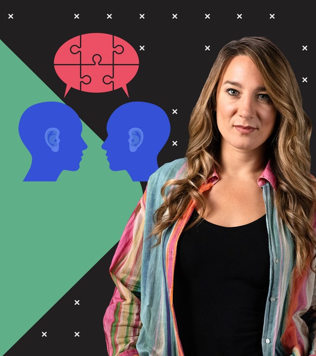 Jasmina Neudecker steht im Vordergrund. Neben ihr ist eine Grafik zu sehen, die zwei Personen zeigt, bei denen jeweils das Ohr deutlich hervorgehoben ist. Über den beiden schwebt eine Sprechblase in Form von Puzzleteilen: Wie gut verstehen wir uns?