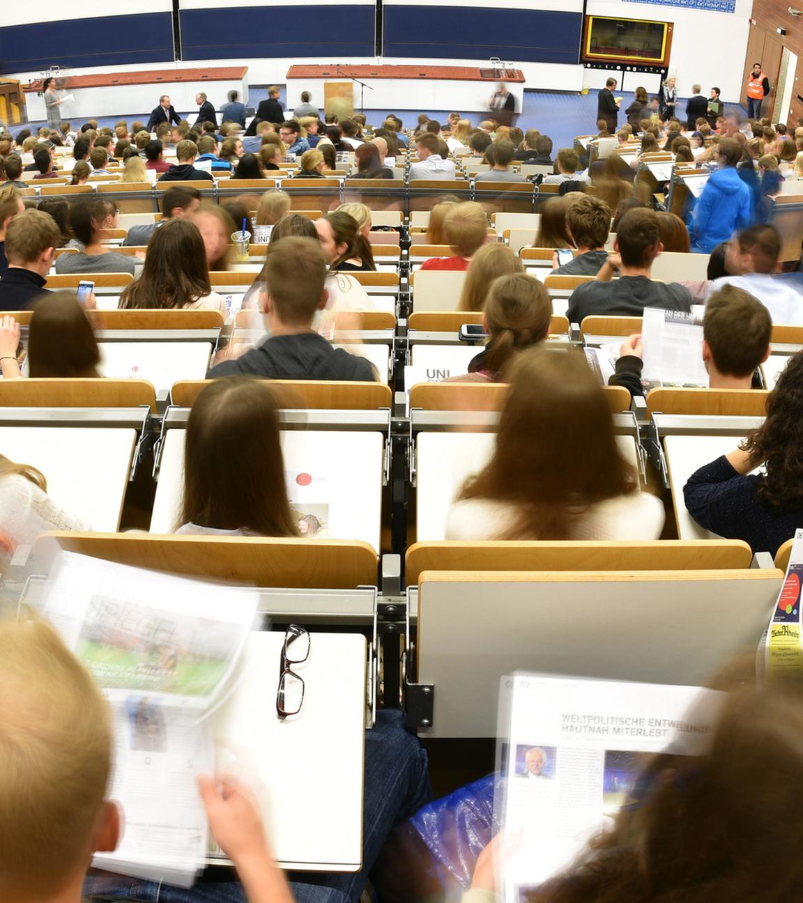 Archiv: Studenten nehmen am 13.10.2014 in Heidelberg in einem Hörsaal der Universität an einer Erstsemester-Veranstaltung teil.