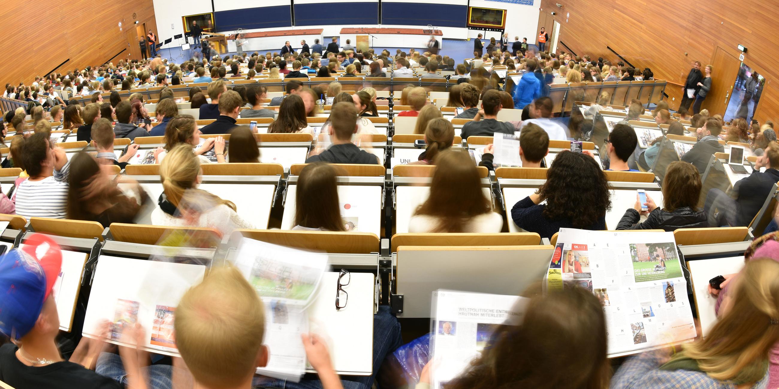 Archiv: Studenten nehmen am 13.10.2014 in Heidelberg in einem Hörsaal der Universität an einer Erstsemester-Veranstaltung teil.