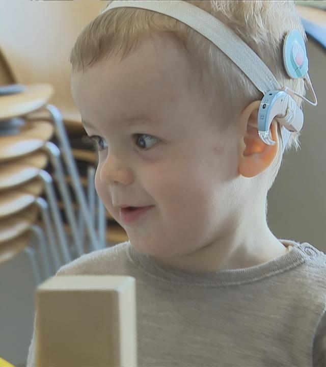 Ein Kind mit einem Cochlea-Implantat