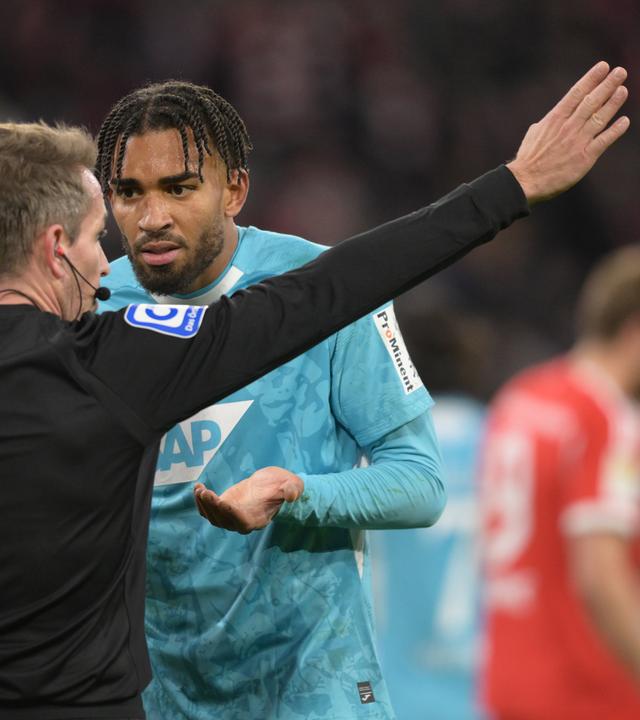 Tobias Stieler und Kevin Akpoguma am 08.02.26