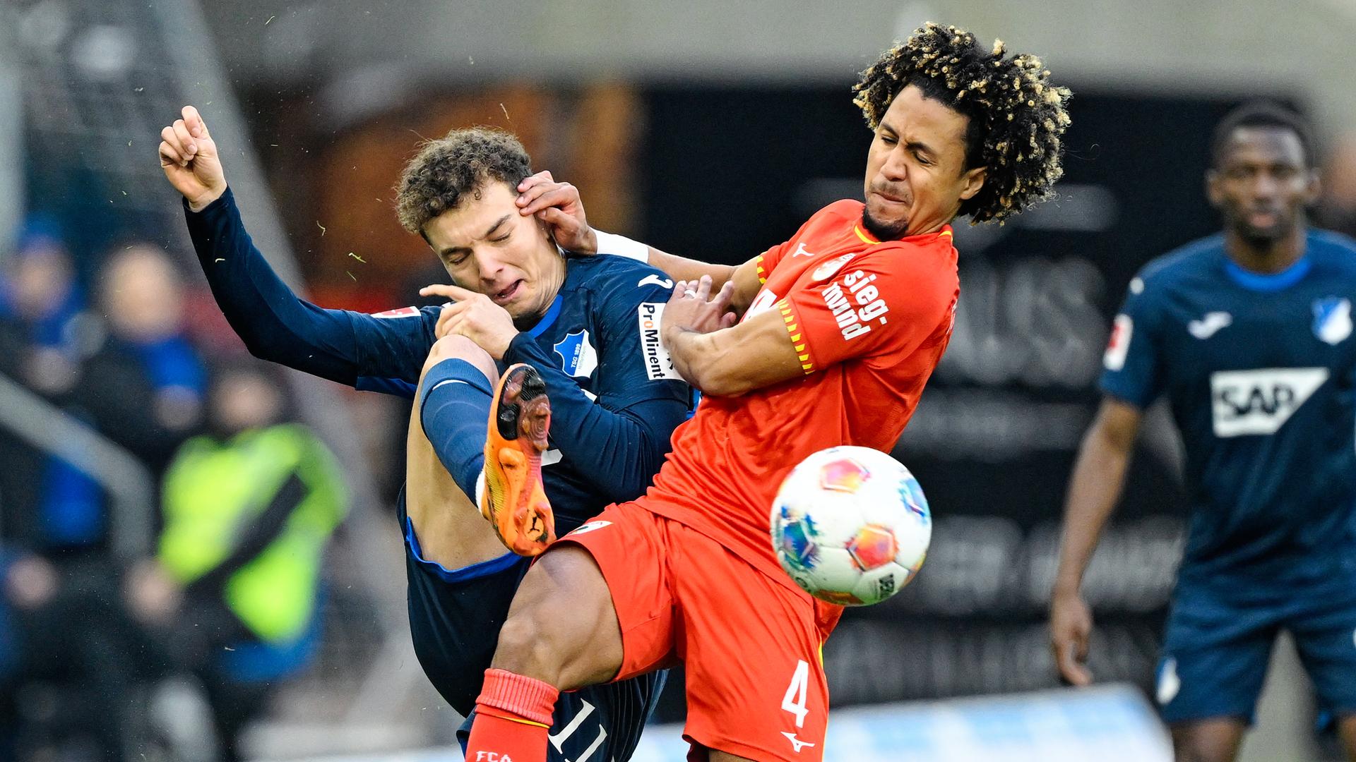 Hoffenheim gegen Augsburg: Intensiver Zweikampf zwischen Fisnik Asllani und Han-Noah Massengo