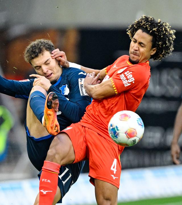 Hoffenheim gegen Augsburg: Intensiver Zweikampf zwischen Fisnik Asllani und Han-Noah Massengo