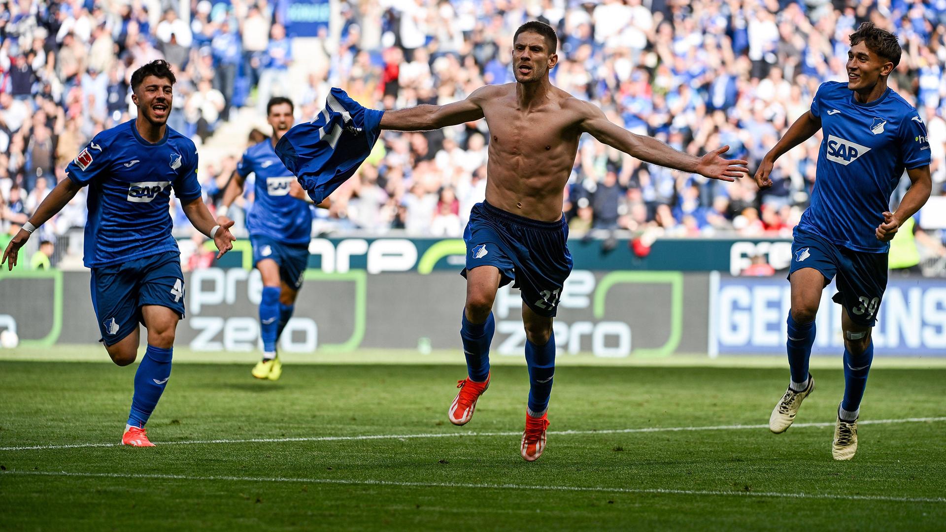 Hoffenheims Torschütze Andrej Kramaric jubelt zum 4:2 gegen Bayern München am 18.05.2024.