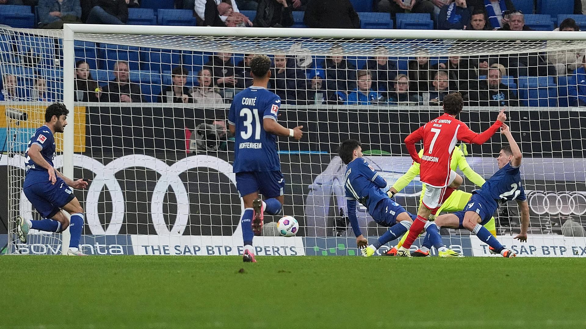 Brenden Aaronson (Union Berlin) erzielt das Tor zum 0:1 