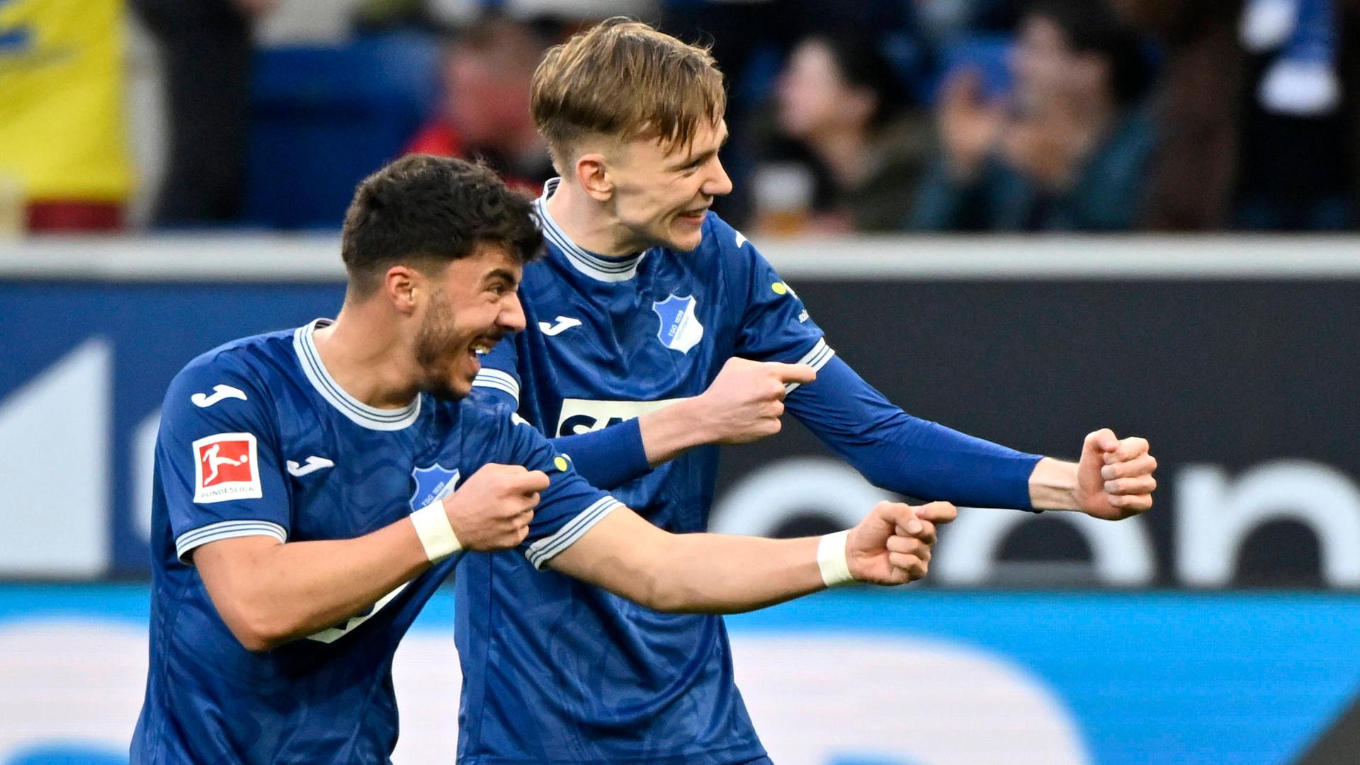 Maximilian Beier und Umut Tohumcu vom TSG 1899 Hoffenheim jubeln.