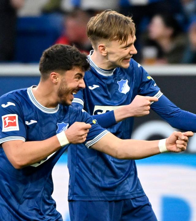 Maximilian Beier und Umut Tohumcu vom TSG 1899 Hoffenheim jubeln.