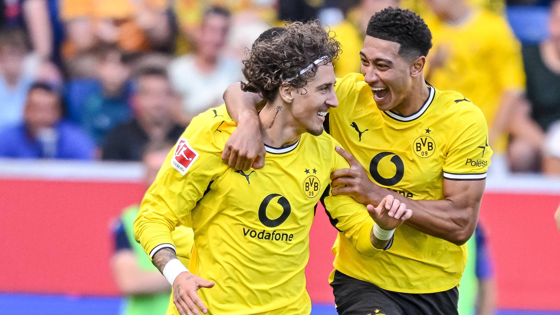 Dortmunds Mittelstürmer Fabio Silva jubelt gemeinsam mit Teamkollege Jobe Bellingham über den Treffer zum 2:2-Ausgleich gegen die TSG Hoffenheim