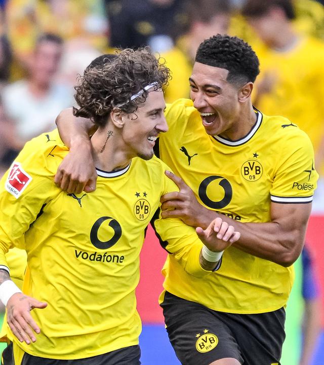 Dortmunds Mittelstürmer Fabio Silva jubelt gemeinsam mit Teamkollege Jobe Bellingham über den Treffer zum 2:2-Ausgleich gegen die TSG Hoffenheim