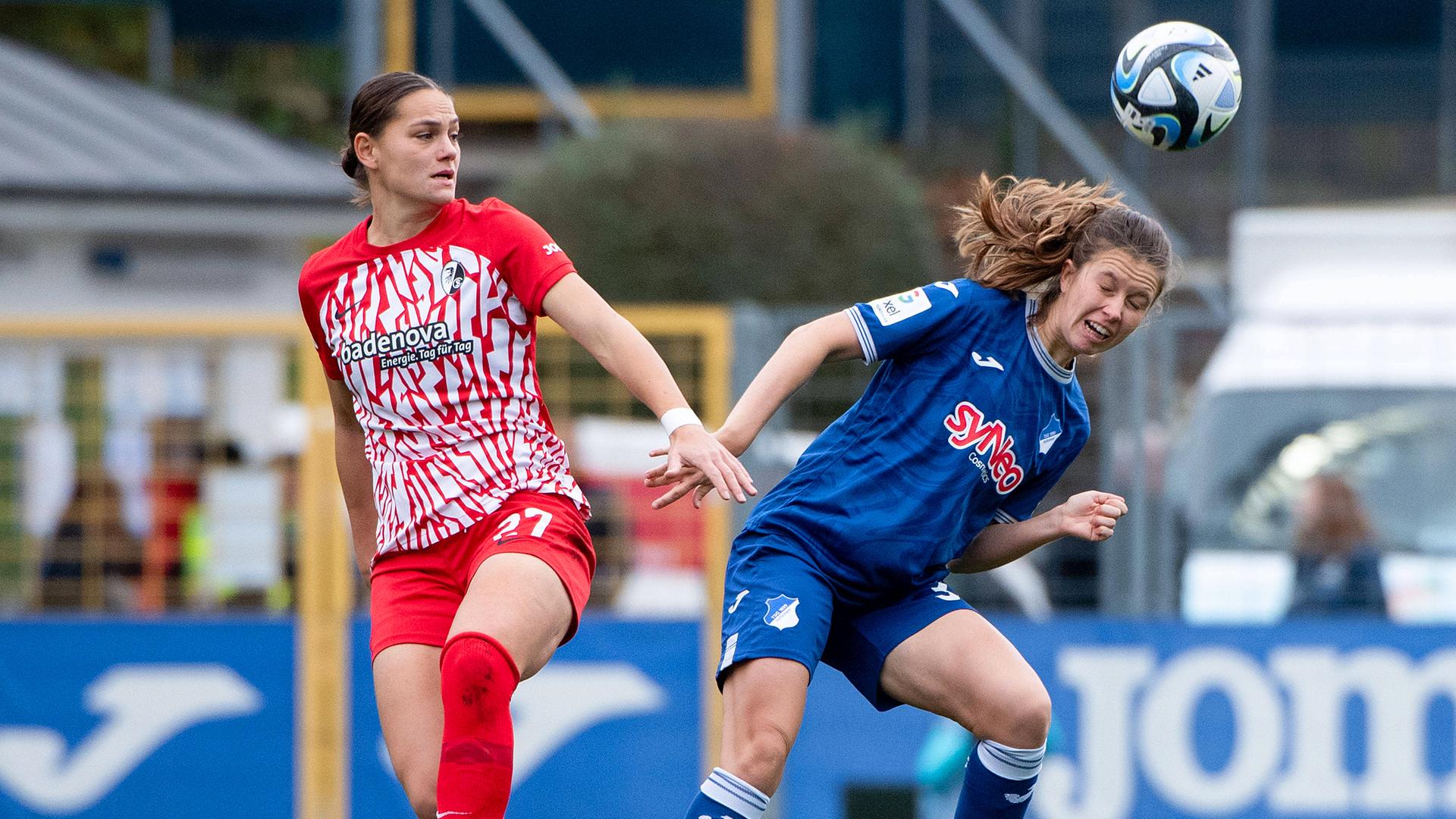 Hoffenheims Jana Feldkamp im Zweikampf mit Freiburgs Giovanna Hoffmann am 04.11.2023.