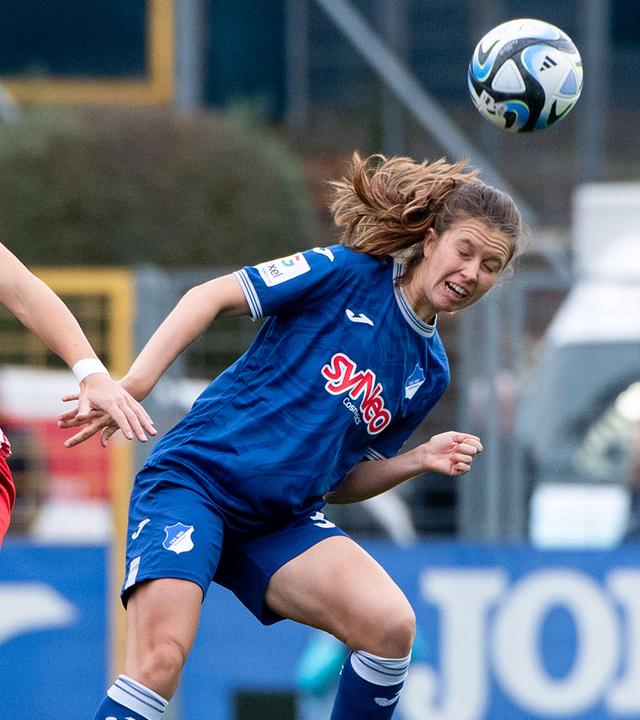 Hoffenheims Jana Feldkamp im Zweikampf mit Freiburgs Giovanna Hoffmann am 04.11.2023.