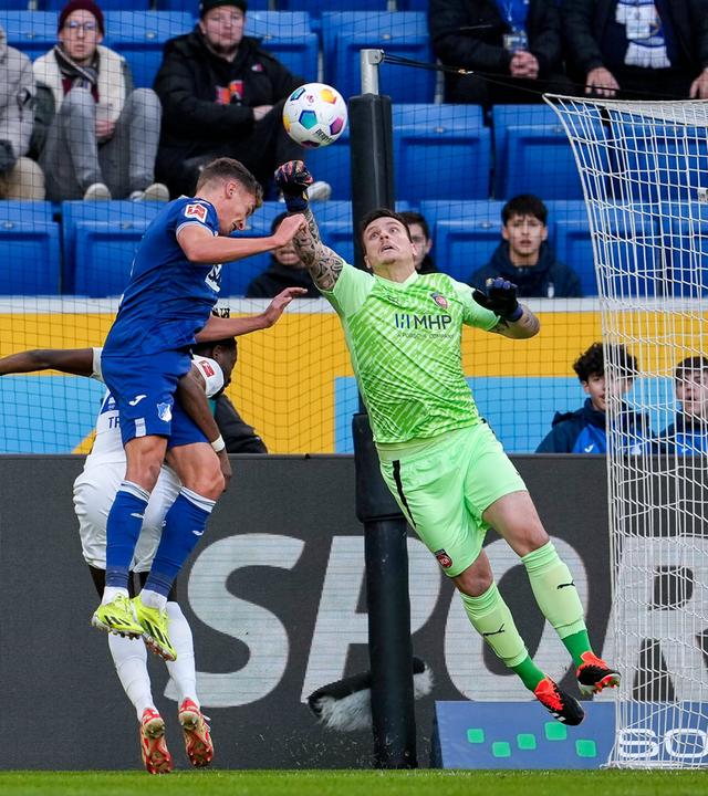 Kopfballduell zwischen Grischa Prömel (Hoffenheim), Omar-Haktab Traore (FC Heidenheim) und dem Torwart Kevin Müller (FC Heidenheim).