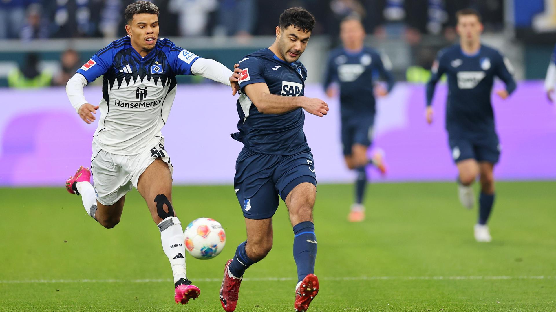 Ransford-Yeboah Koenigsdoerffer (HSV) und der Hoffenheimer Ozan Kabak.