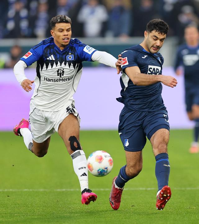 Ransford-Yeboah Koenigsdoerffer (HSV) und der Hoffenheimer Ozan Kabak.