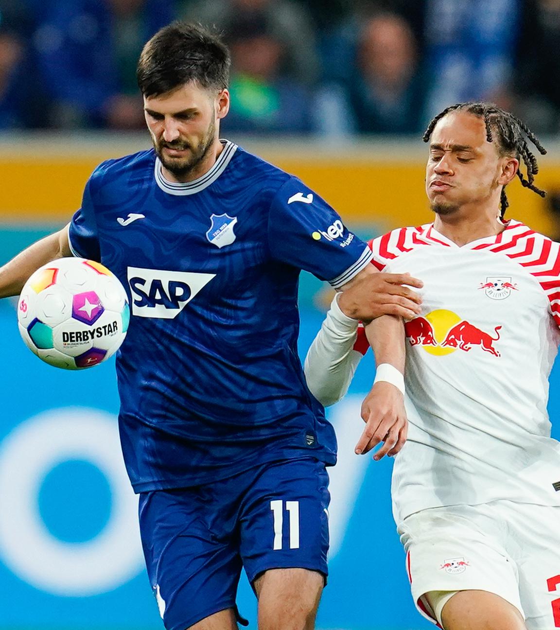 Hoffenheims Florian Grillitsch (l) und Leipzigs Xavi Simons kämpfen um den Ball.