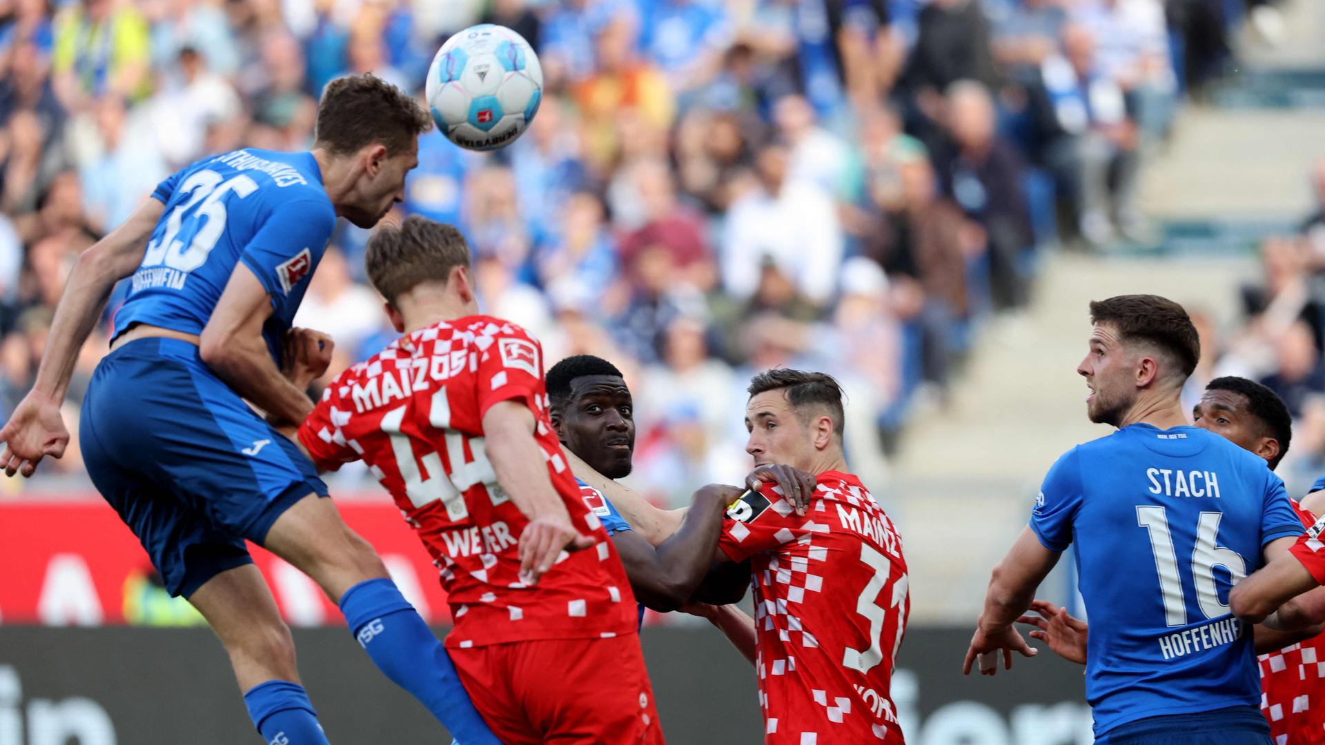 Hoffenheims Arthur Chaves und Mainz' Nelson Weiper im Kampf um den Ball beim Spiel am 12.04.2025.
