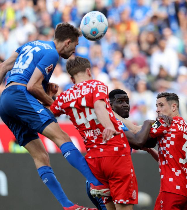 Hoffenheims Arthur Chaves und Mainz' Nelson Weiper im Kampf um den Ball beim Spiel am 12.04.2025.