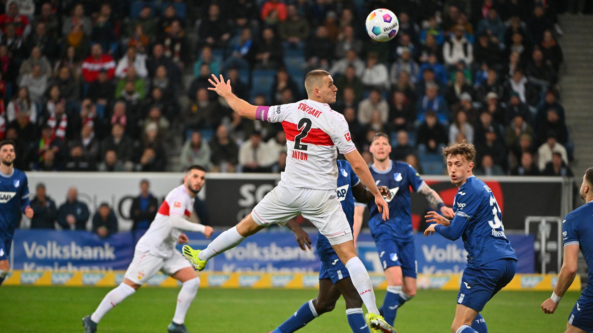 Stuttgarts Waldemar Anton (M) im Kopfballduell mit Hoffenheims Tim Drexler. 
