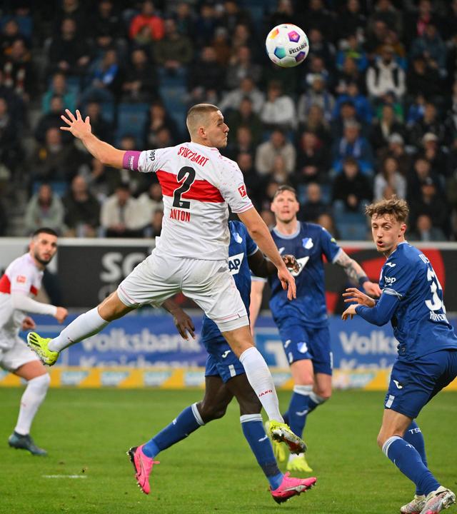 Stuttgarts Waldemar Anton (M) im Kopfballduell mit Hoffenheims Tim Drexler. 
