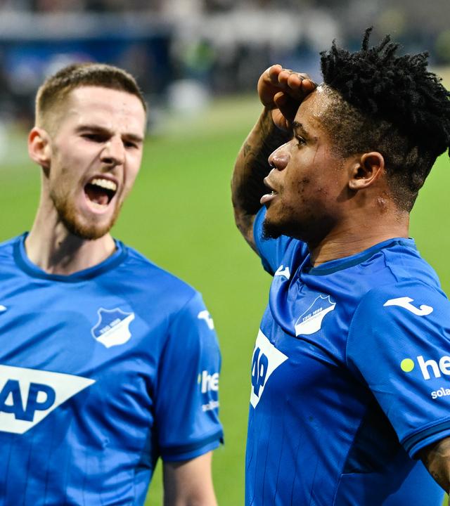 Hoffenheims Torschütze Gift Orban jubelt mit Hoffenheims Anton Stach über das Tor zum 1:1 gegen Stuttgart am 23.01.2025.