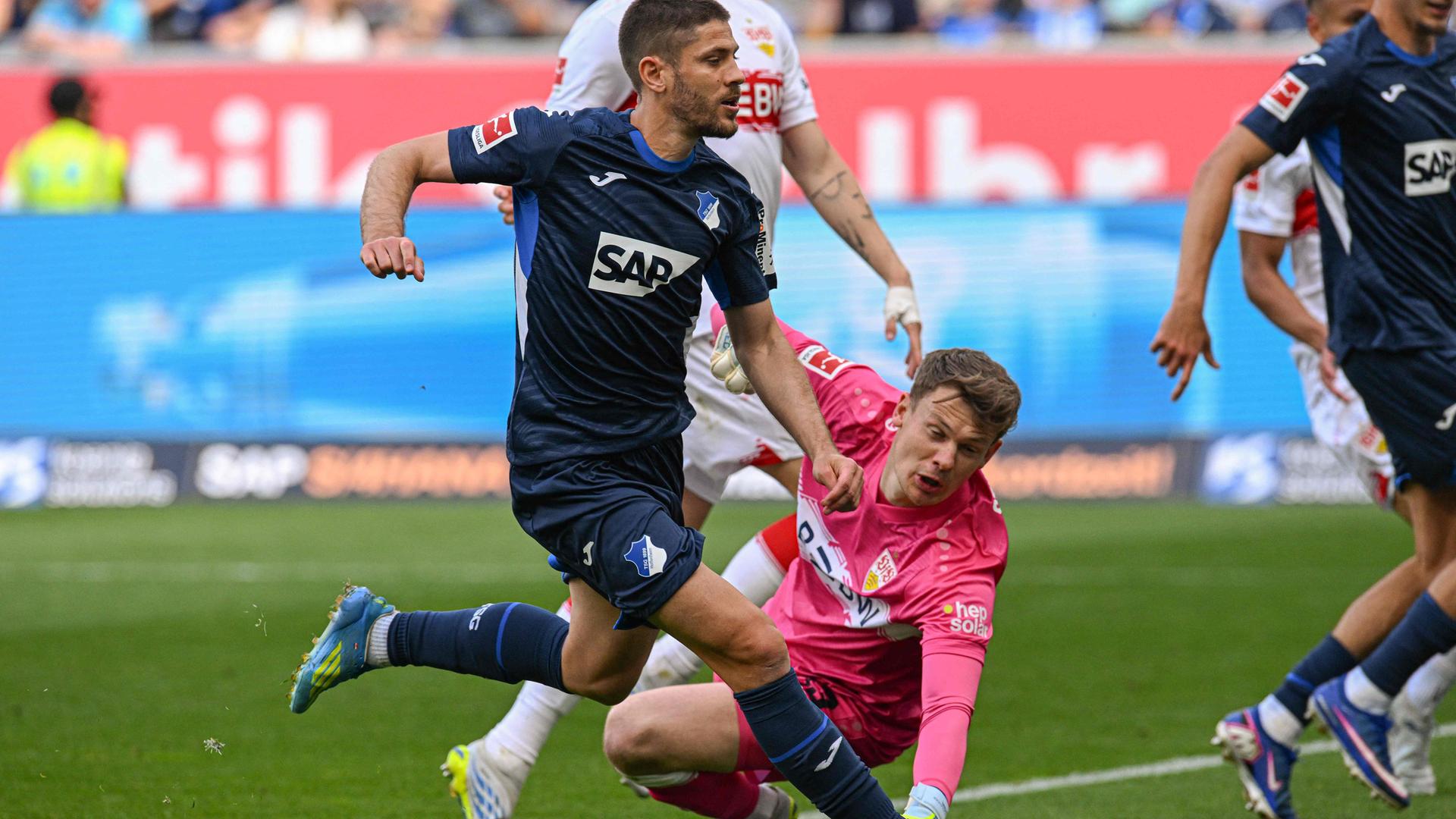 Hoffenheims Stürmer Andrej Kramarić (l.) erzielt das 3:1 gegen VfB-Torwart Alexander Nübel.