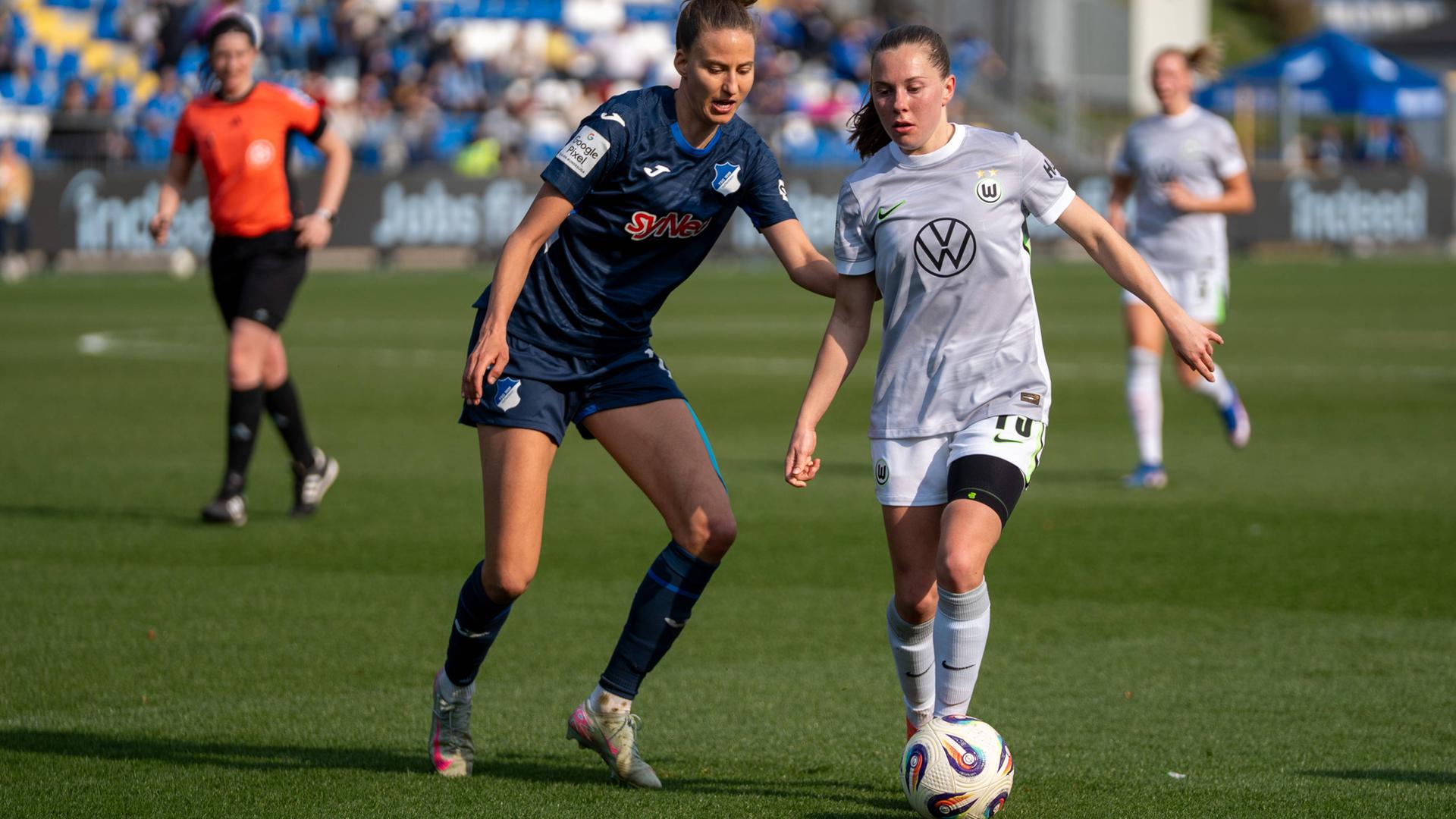 Lisa Doorn (TSG Hoffenheim Frauen, 14) und Svenja Huth (VfL Wolfsburg Frauen, 10) kämpfen. 