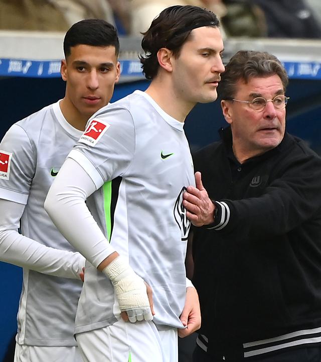 Trainer Dieter Hecking mit Jonas Wind am 14.03.2026 in Sinsheim. 