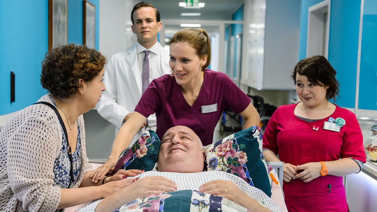 "Bettys Diagnose: Hoffnungsschimmer": Petra Pfeifer (Franziska Traub), Betty (Bettina Lamprecht), Talula (Carolin Walter), Tobias Lewandowski (Eric Kloztsch) und Ludwig Pfeifer (Markus Maria Profitlich) auf dem Weg zum Operationssaal.