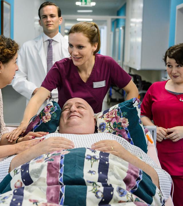 "Bettys Diagnose: Hoffnungsschimmer": Petra Pfeifer (Franziska Traub), Betty (Bettina Lamprecht), Talula (Carolin Walter), Tobias Lewandowski (Eric Kloztsch) und Ludwig Pfeifer (Markus Maria Profitlich) auf dem Weg zum Operationssaal.