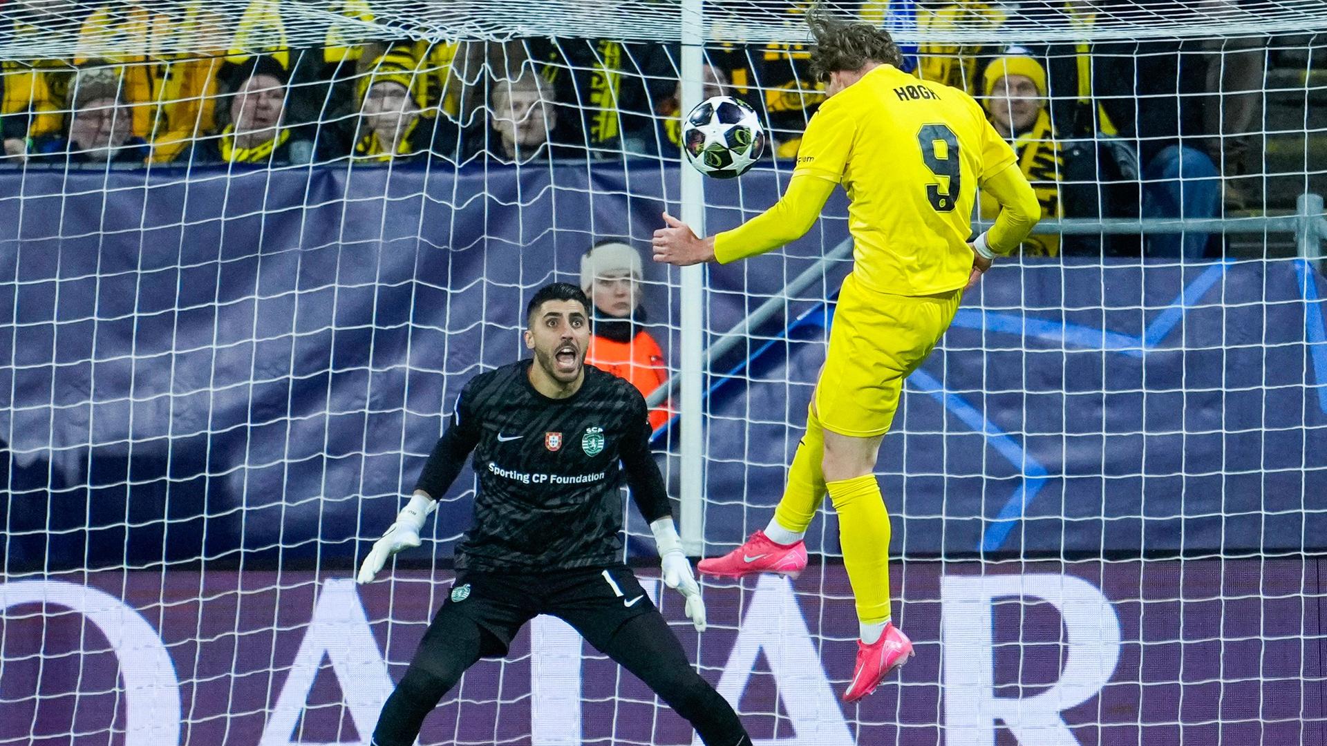 Der dänische Stürmer von FK Bodø/Glimt, Kasper Høgh, versucht per Kopfball gegen den portugiesischen Torhüter Rui Silva von Sporting CP zu treffen 