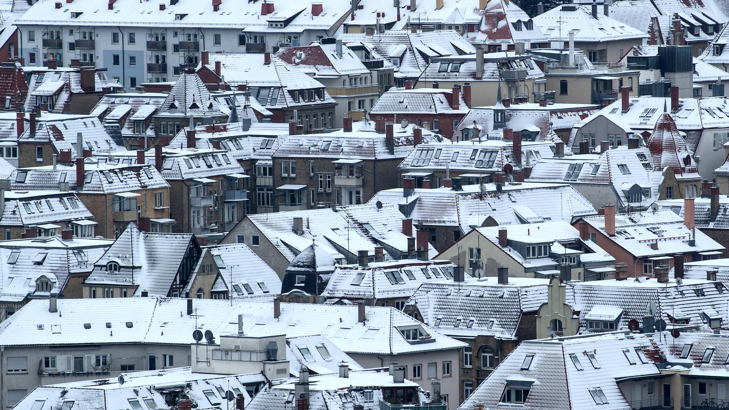 Archiv: Schnee bedeckt die Hausdächer in der Innenstadt von Stuttgart