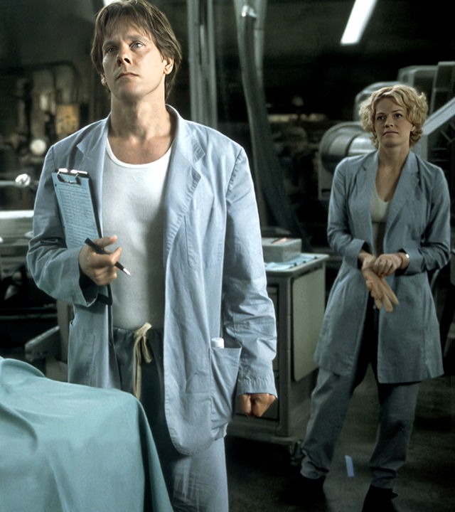  Sebastian Caine (Kevin Bacon), Carter Abbey (Greg Grunberg) und Linda McKay (Elisabeth Shue) stehen in einem Labor und blicken in die Ferne.