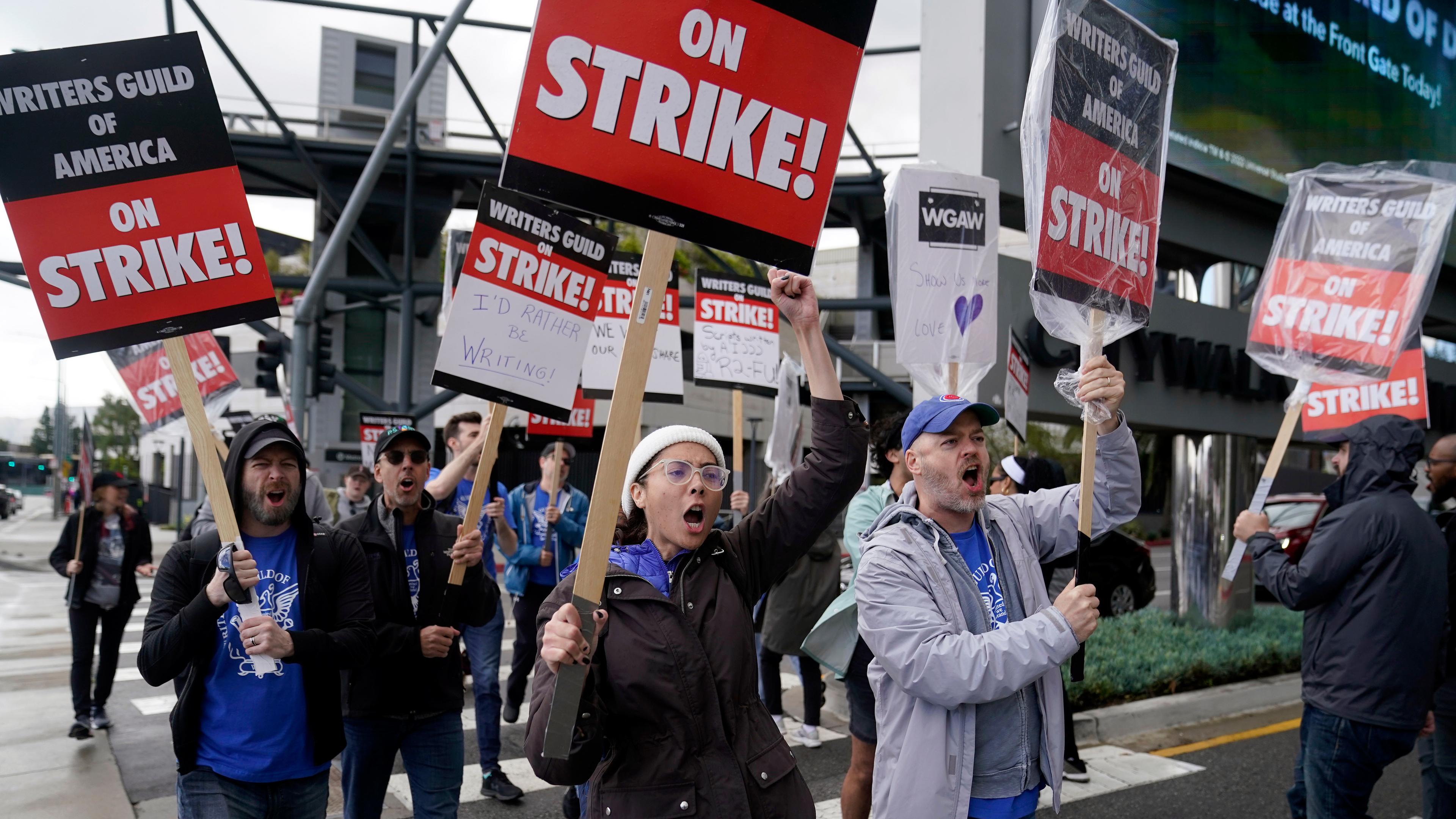 Mitglieder der Writers Guild of America rufen Slogans und streiken vor den Universal Studios, aufgenommen am 04.05.2023 in niversal City (USA)