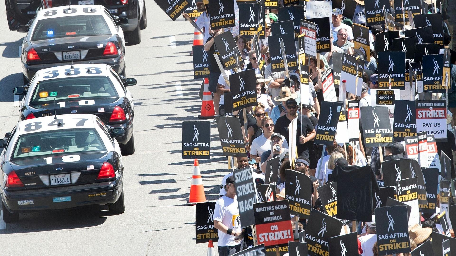 Streik in Hollywood: Autoren und Schauspieler gehen auf die Straße