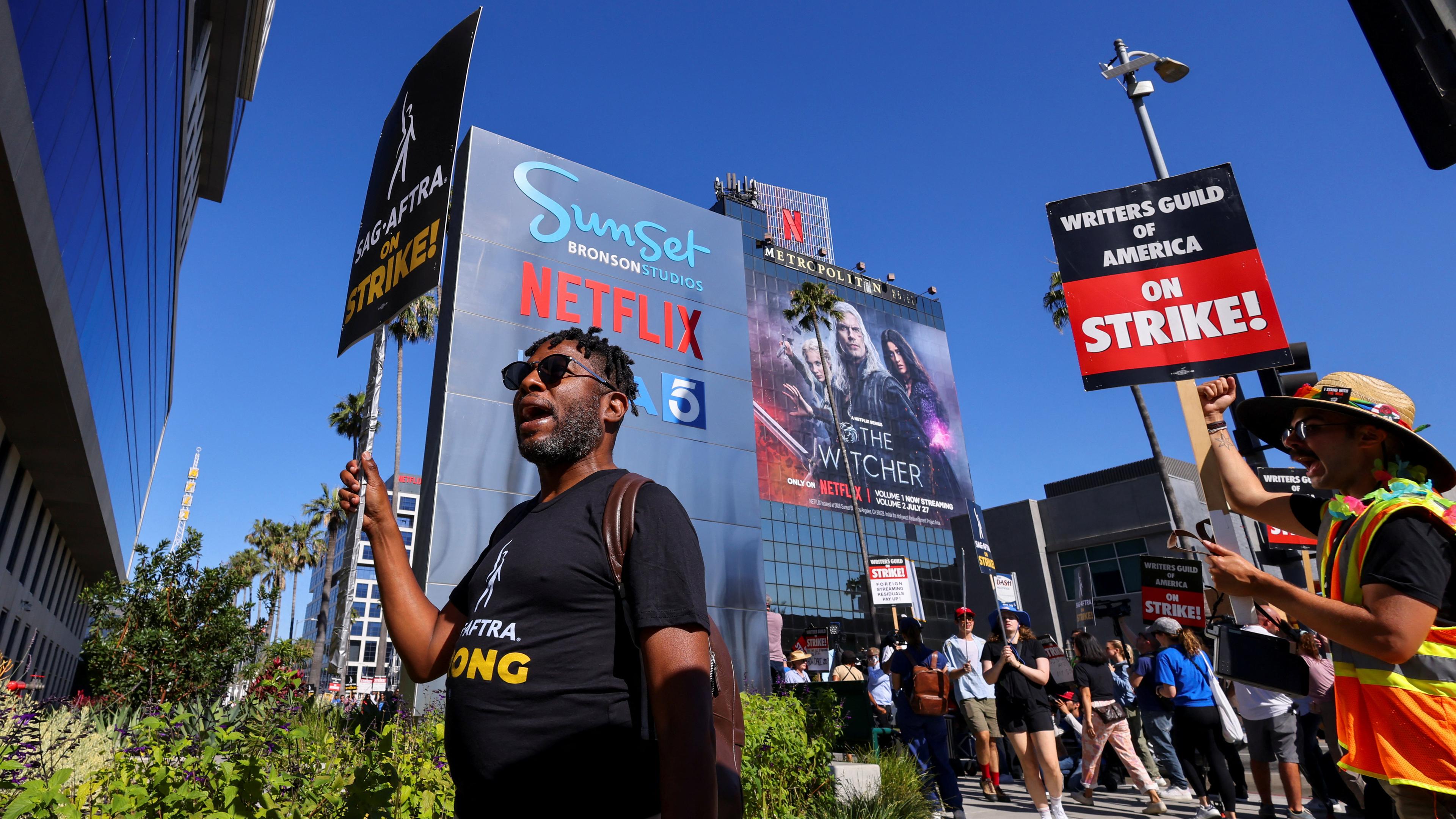 Schauspieler streiken gemeinsam mit Drehbuchautoren gegen die Hollywood Studios in Los Angeles