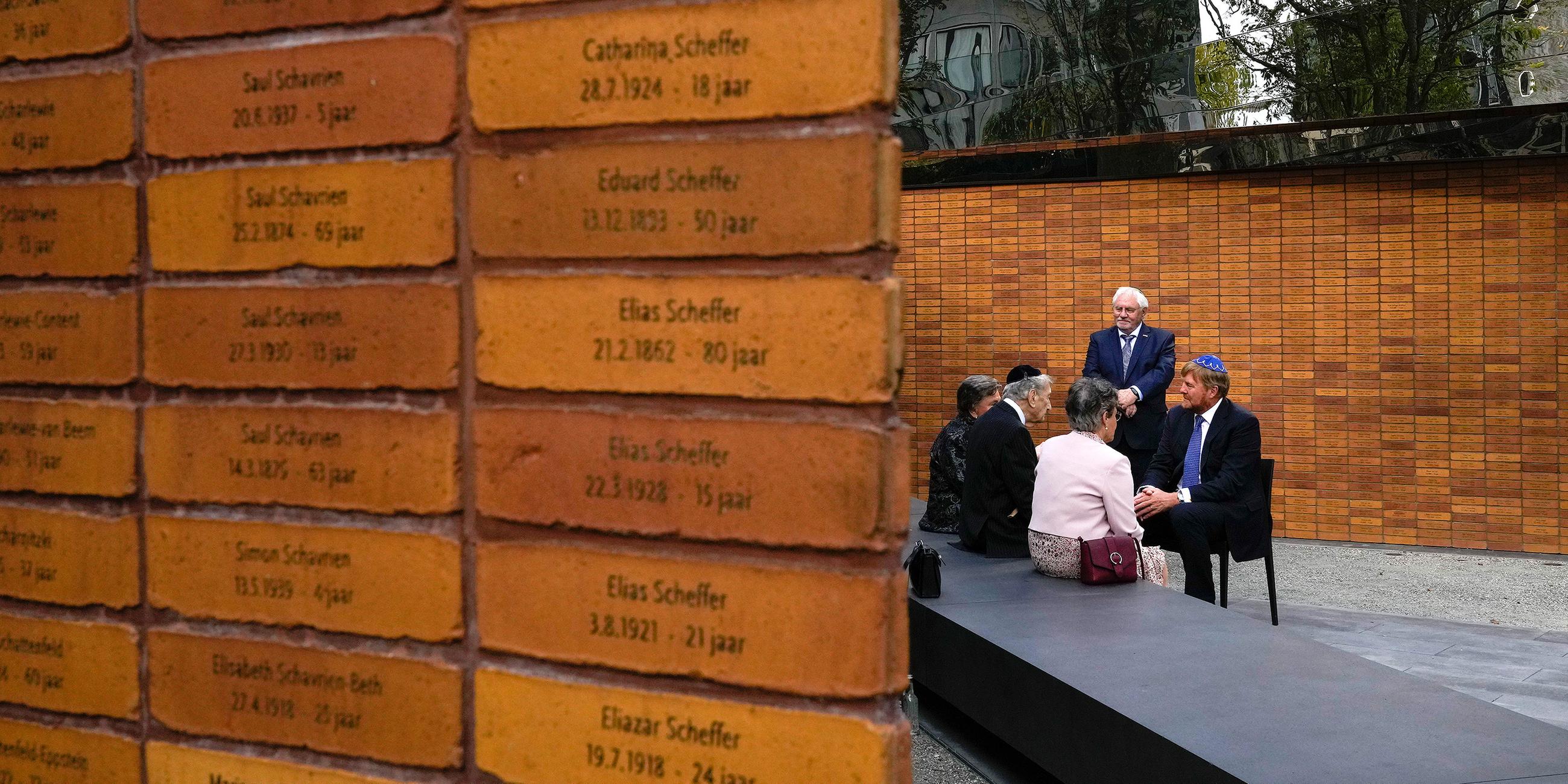 König Willem-Alexander in der Holocaust-Gedenkstätte in Amsterdam