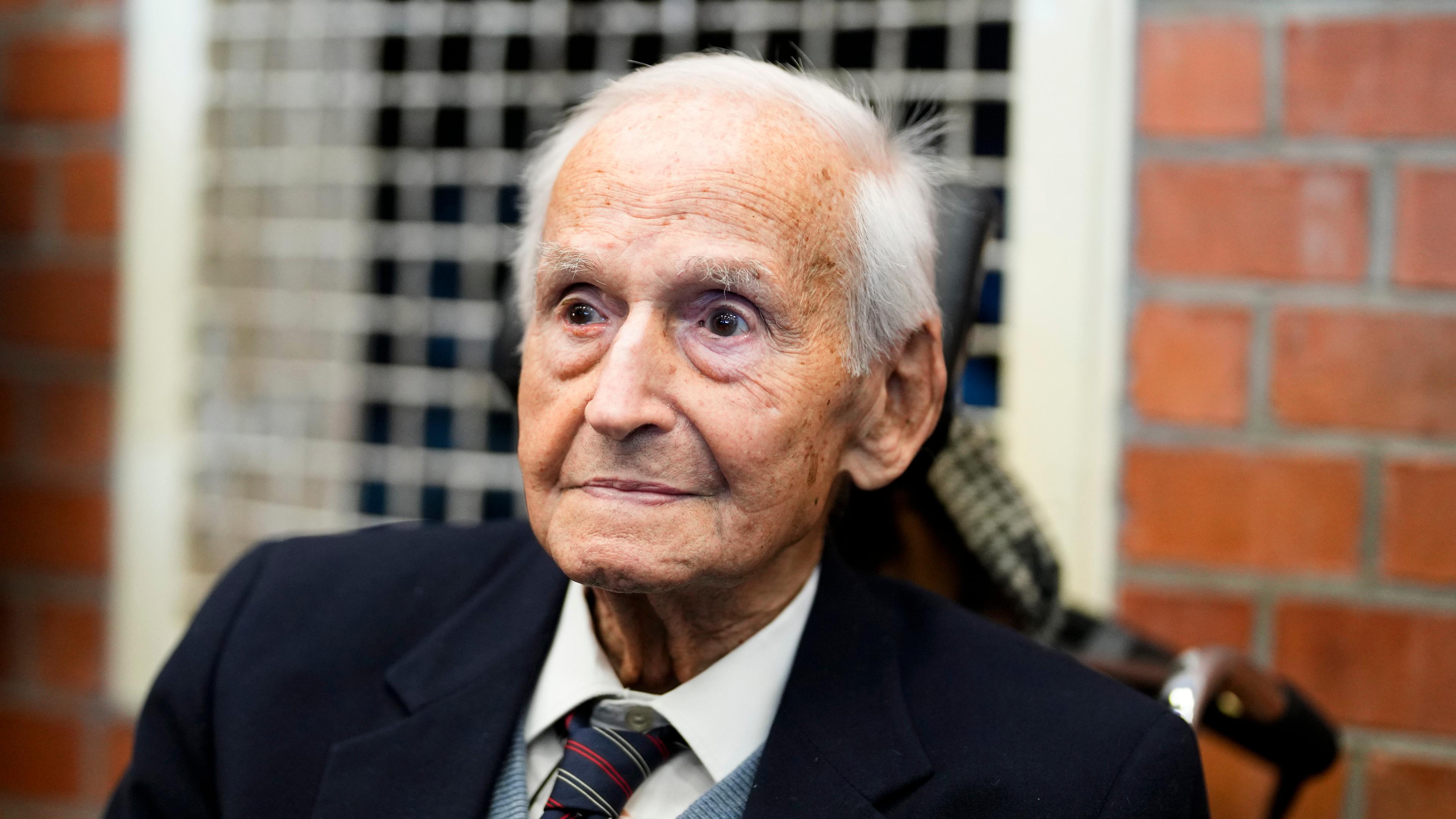 Holocaust-Überlebender Leon Schwarzbaum beim Prozess-Auftakt gegen KZ-Wachmann am 7. Oktober 2021