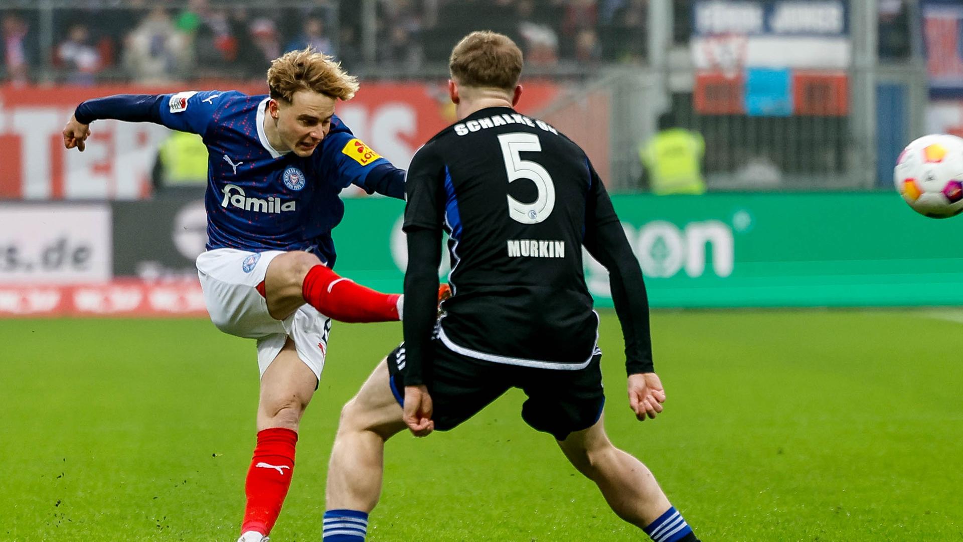 Kiels Finn Porath (l) und Schalkes Derry Murkin kämpfen um den Ball. 