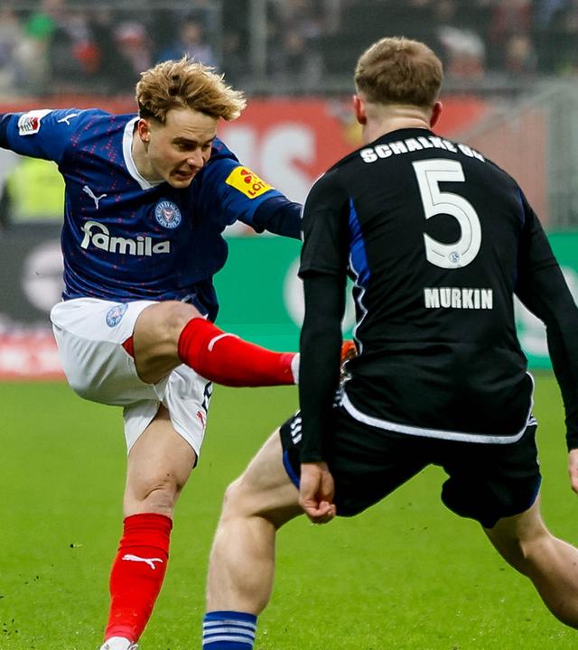 Kiels Finn Porath (l) und Schalkes Derry Murkin kämpfen um den Ball. 