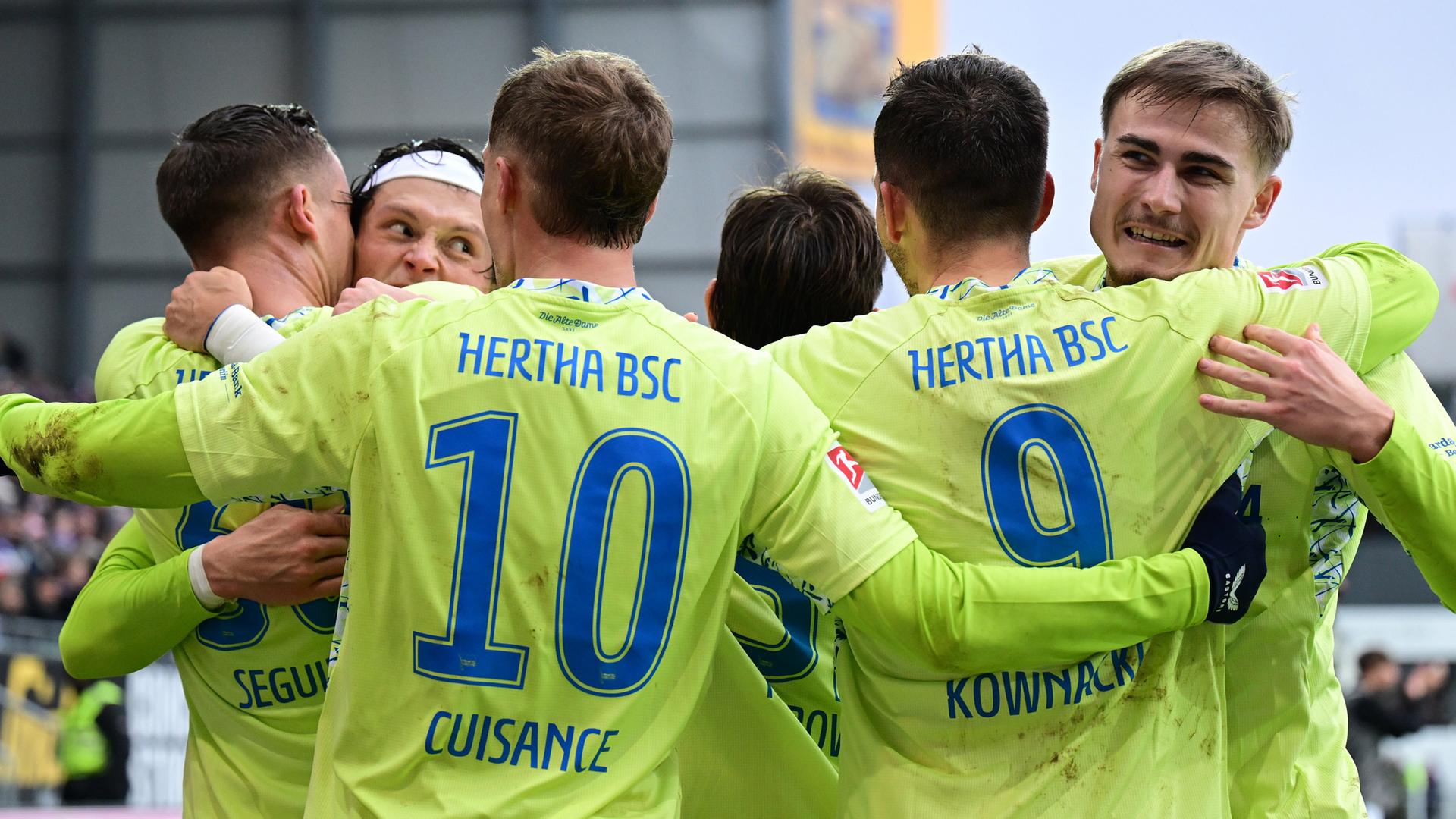  v.l. Paul Seguin, Fabian Reese, Mickael „Michael“ Cuisance, Torschütze Dawid Kownacki und Marten Winkler (Hertha) jubeln über das erste Tor im Bundesligaspiel gegen Holstein Kiel.