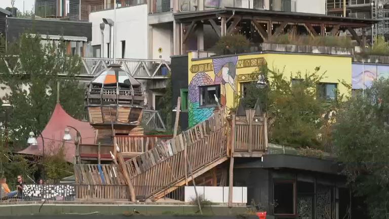 Damals ein Techno-Club, heute ein bleibendes Symbol für ein alternatives Lebenskonzept in Berlin: der Holzmarkt. Eine Location, die mitten in der Hauptstadt um das Bestehen kämpft.