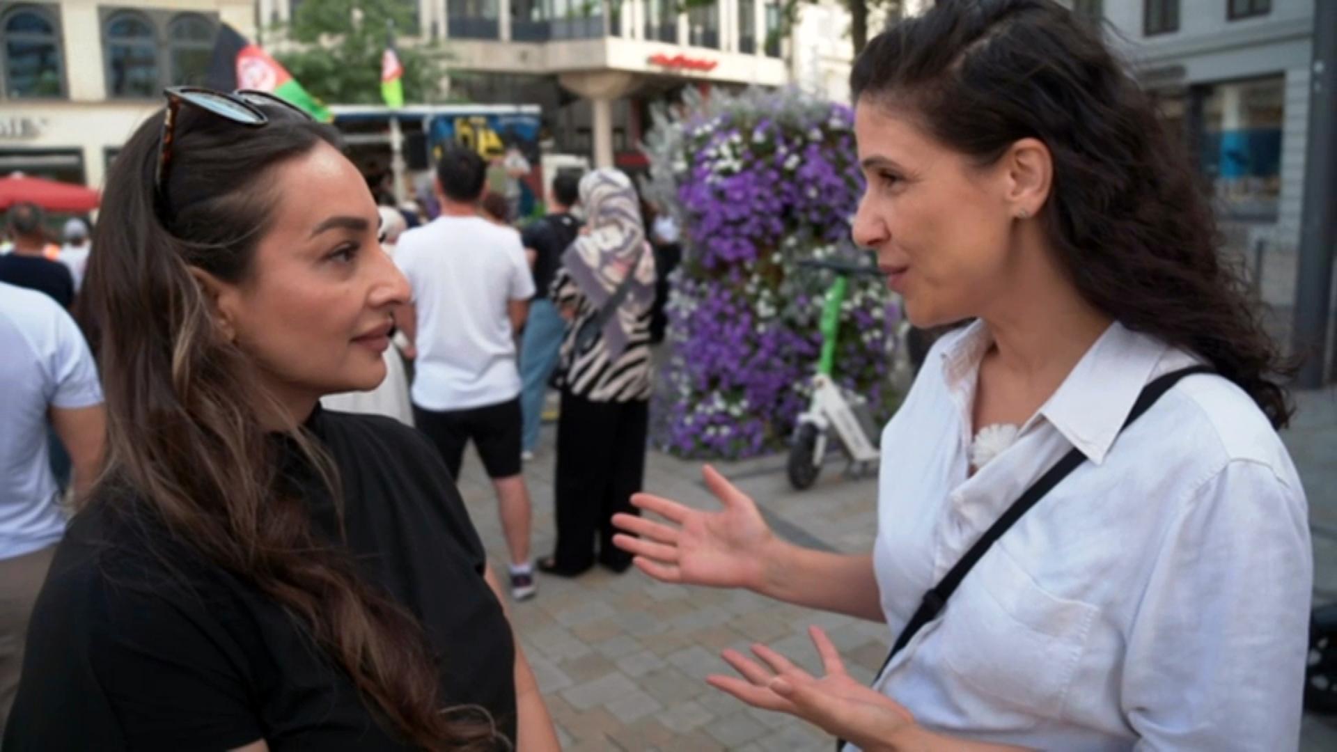 "Forum"-Moderatorin Homeira Rhein interviewt eine Afghanin bei Demo in Hamburg