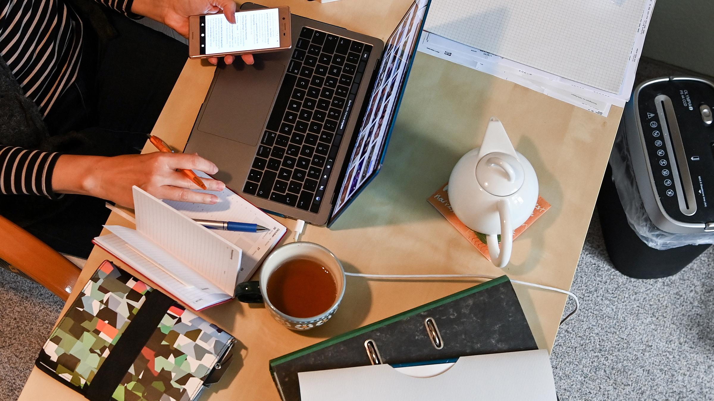 Ein Frau arbeitet in Homeoffice.