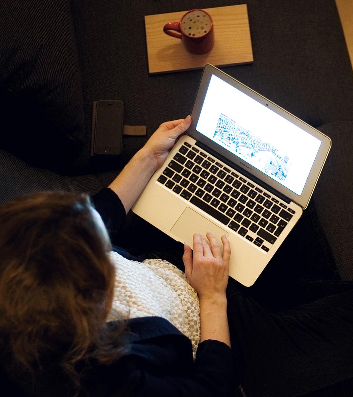 Archiv: Eine Frau sitzt am 24.10.2017 in Rattelsdorf (Bayern) auf der Couch ihrer Wohnung und arbeitet am Laptop