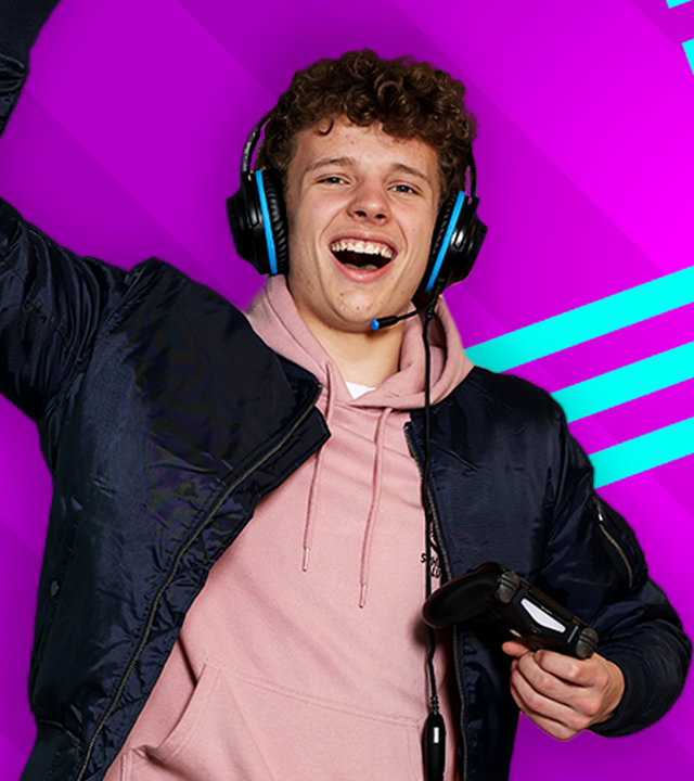 Das Zockerhaus: Lenny jubelt in die Kamera, dabei trägt er Kopfhörer auf dem Kopf und ein Joypad in der Hand. 