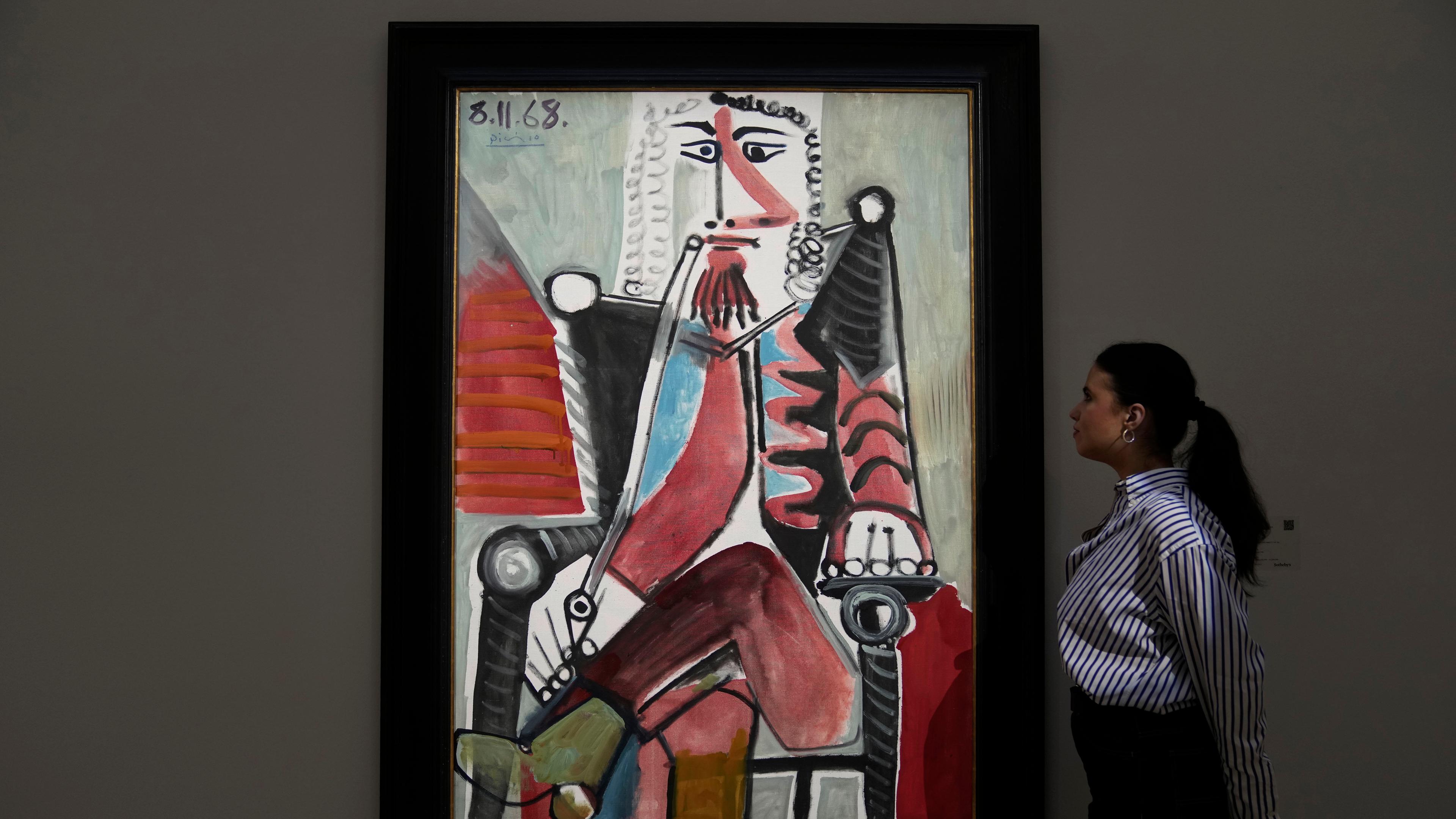Das Kunstwerk "Homme a la pipe" des spanischen Künstlers Pablo Picasso wird während einer Pressevorführung der Sotheby's Modern & Contemporary Auctions gezeigt. (28.02.2024)