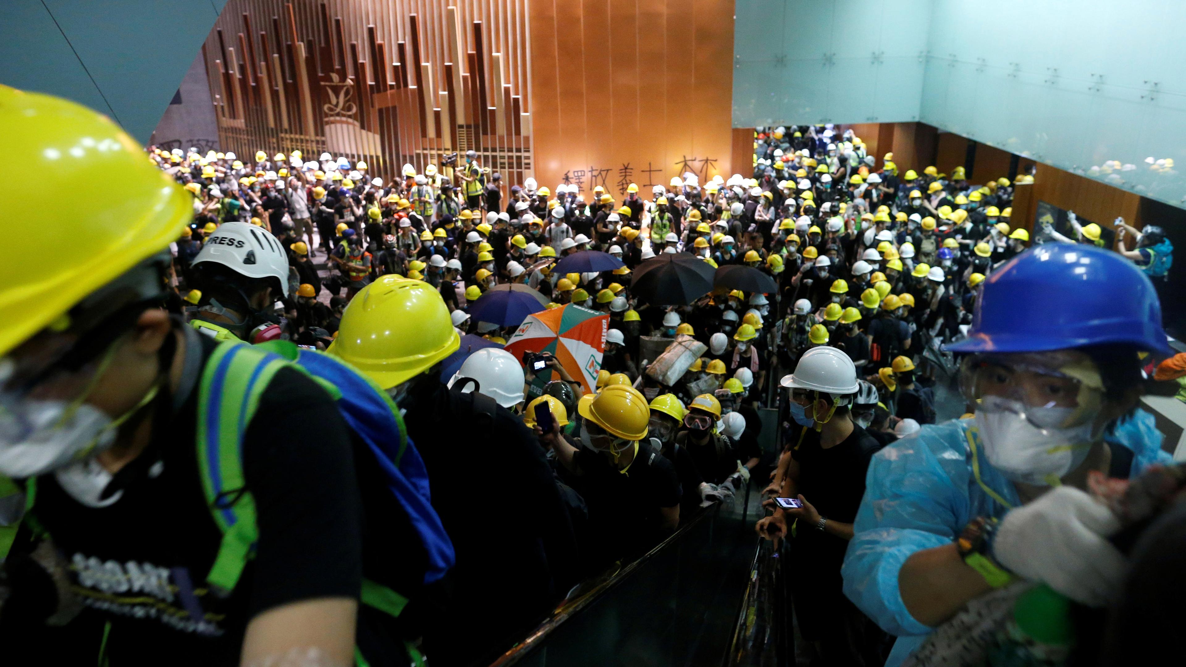 Demonstranten stürmen ins Parlament von Hongkong