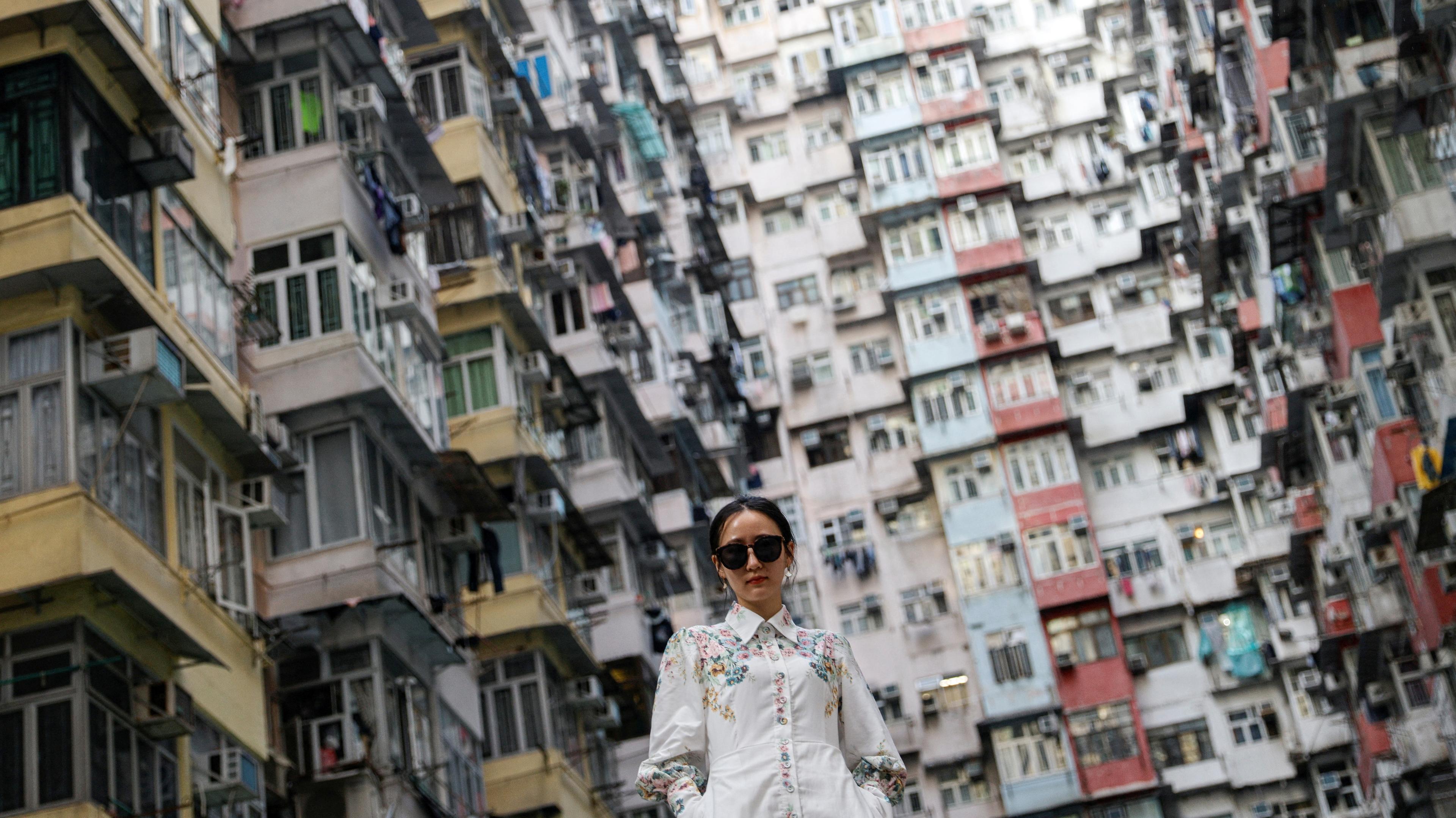 Ein chinesischer Tourist vom Festland posiert für ein Foto in einem Wohngebiet in Hongkong